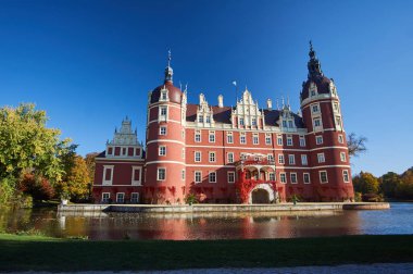 New Castle ve hendek parkta Muskauer sonbahar sırasında Almanya