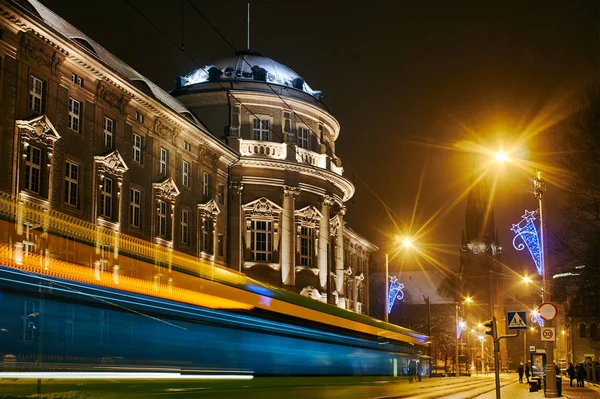 Gatan Framför Det Medicinska Universitetet Pozna Nattetid — Stockfoto