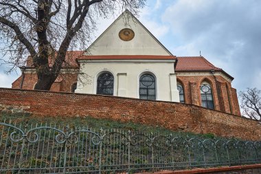Tuğla, Ortaçağ Duvar ve Gniezno Gotik parish Kilisesi
