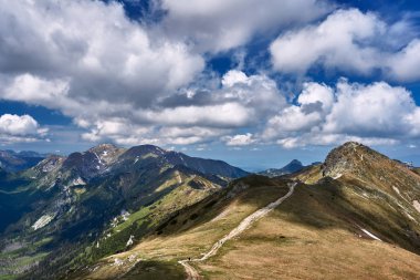 Polonya Tatra Dağları'nda çimenli ridge