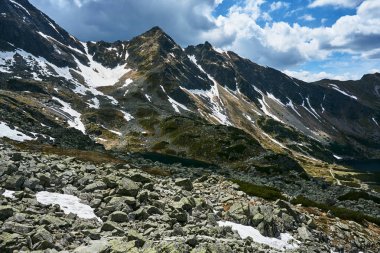 Kayalık tepeler ve Polonya Tatra Dağları'nda bulutlu gökyüzü
