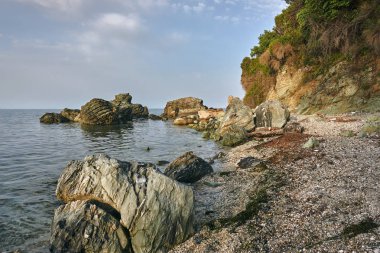 Rock ve Yunanistan Ege Denizi'nin kıyısında boulder