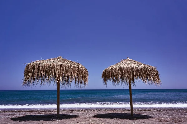 Parasoll Gjorda Palmblad Stranden Egeiska Havet Grekland — Stockfoto