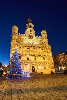 Noel ağacı ve Rönesans Belediye Binası Poznan bina cephe