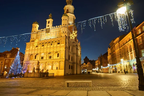 在波兹南的文艺复兴时期的市政厅大楼的圣诞树和门面 — 图库照片