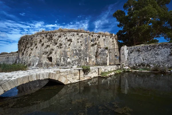 Fossato Mura Della Fortezza Veneziana Agìa Maura Sull Isola Greca — Foto Stock