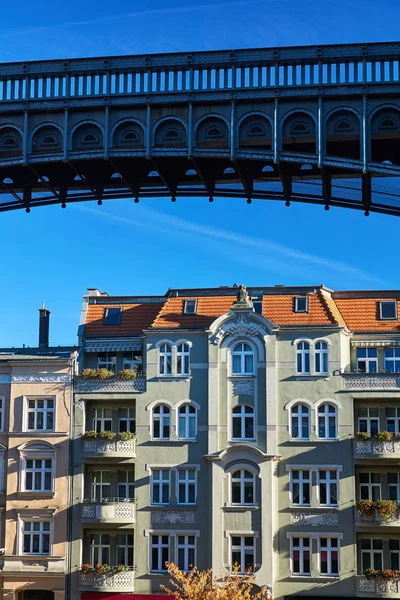 Metalen Structuur Van Voetgangersbrug Gevel Van Art Nouveau Tenement House — Stockfoto