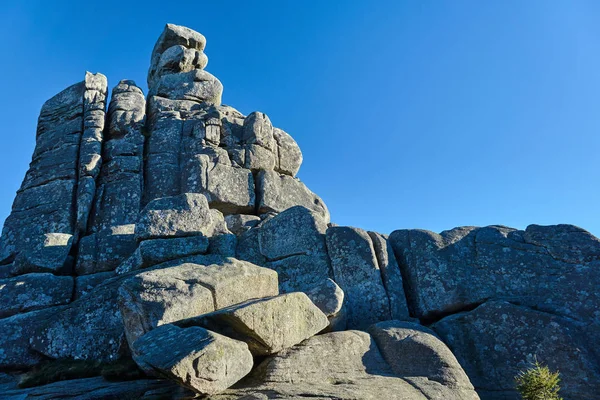 Polonya 'daki Dev Dağlar' da dayanmış granit kayalar.