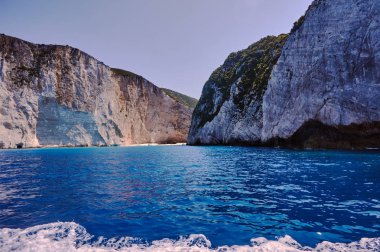 Zakynthos adasında kayalık bir uçurum var.