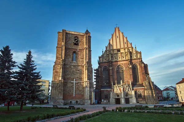 Fasada Średniowiecznego Kościoła Rzymskokatolickiego Stylu Gotyckim Nysie — Zdjęcie stockowe