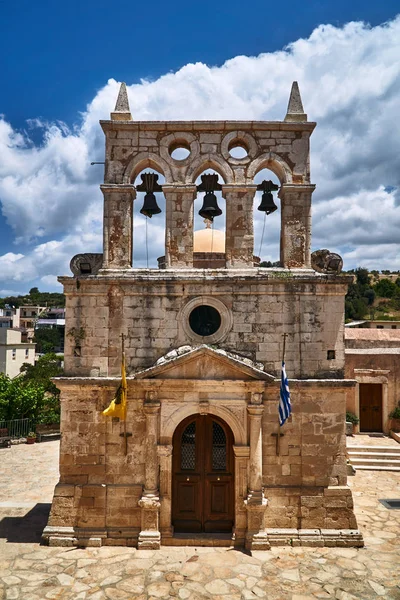 ファサードとクレタ島の歴史ある教会の鐘楼 — ストック写真