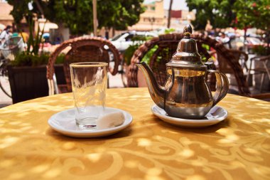 Bir cam ve geleneksel bir çaydanlık bir tabloda Fas