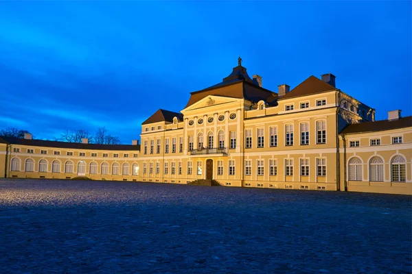 Éjszakai Kilátás Nyílik Barokk Történelmi Palotában Rogalin Megvilágított Magassága — Stock Fotó