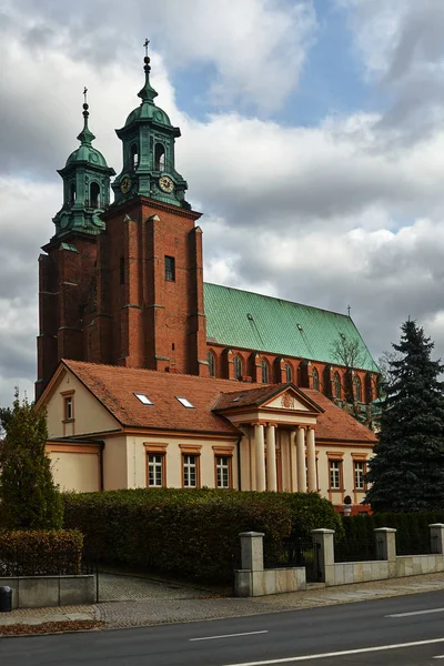 Casa Histórica Torres Catedral Gótica Gniezno — Foto de Stock