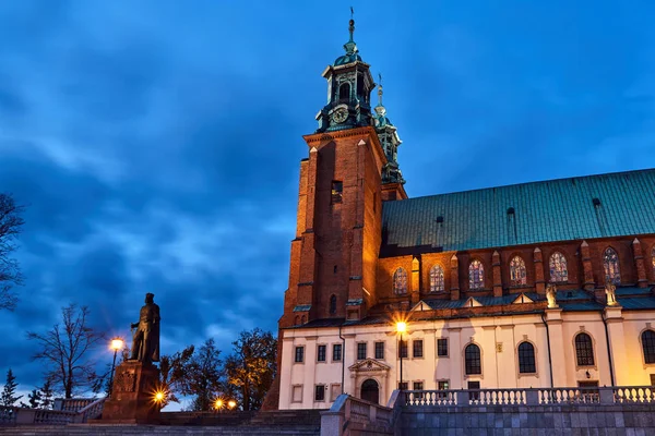 Estatua Catedral Gótica Iglesia Por Noche Gniezno — Foto de Stock