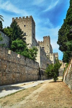 Rodos şehrindeki Joannite Tarikatı 'nın ortaçağ şatosunun hendek ve kuleleri.