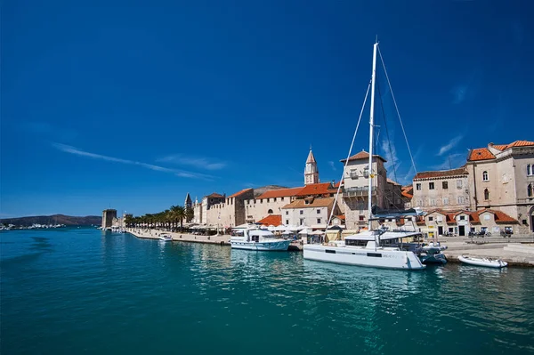 克罗地亚 Trogir 港的帆船和游艇 — 图库照片