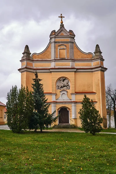 グニェズノの教会のバロック様式のファサード — ストック写真