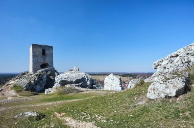 kayalar ve Ortaçağ kalesinde yıkık: olsztyn, Polonya