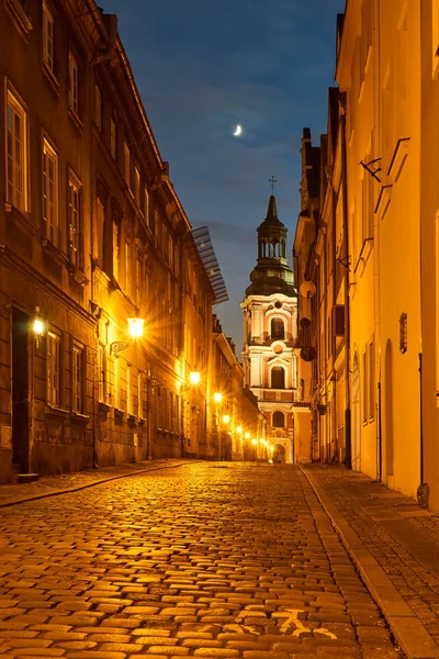 Uma Rua Paralelepípedos Com Campanário Barroco Mosteiro Histórico Noite Poznan — Fotografia de Stock