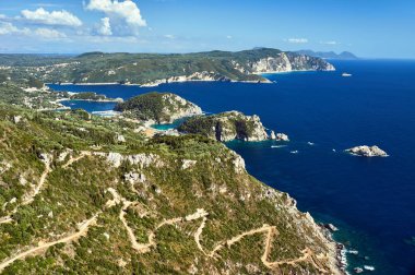 dağlar, defne ve plaj Corfu Island, Yunanistan için görüntüleyin