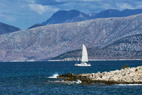 Arnavutluk Shore Yelkenli — Stok fotoğraf