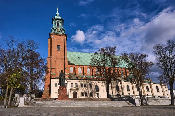 グニェズノ ポーランドの像とゴシック様式のカテドラル教会 — ストック写真