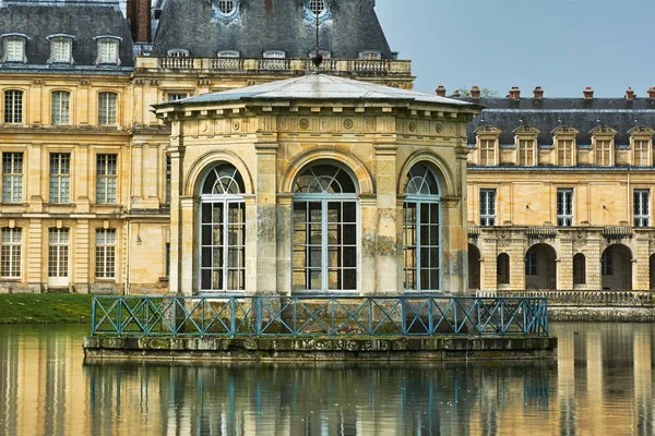池塘和在法国枫丹白露宫 — 图库照片