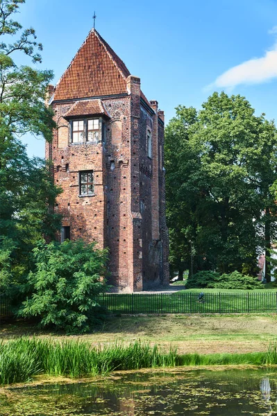 砖的沙莫图维在波兰中世纪塔 — 图库照片