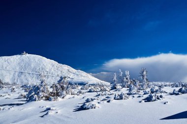 Modern kulübe üstünde belgili tanımlık tepe kış Giant Mountains
