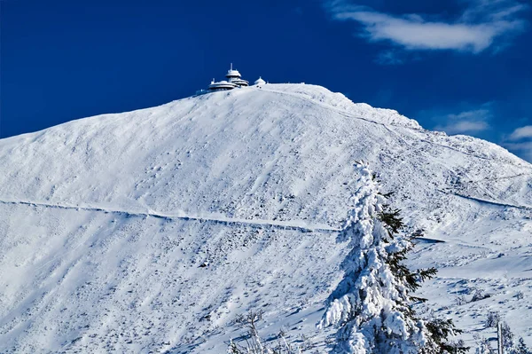 Σύγχρονη Καλύβα Στην Κορυφή Στο Giant Mountains Χειμώνα — Φωτογραφία Αρχείου