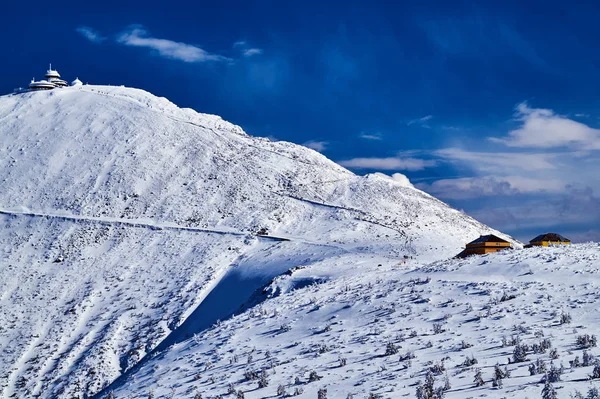 冬天在山顶的现代小屋 — 图库照片