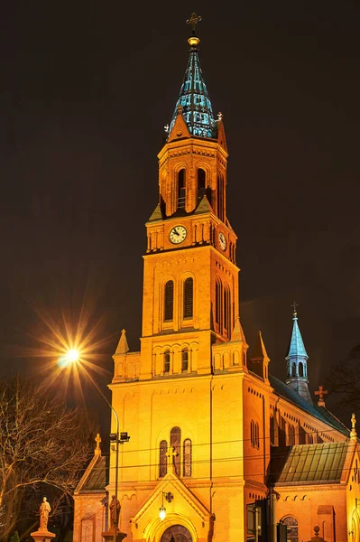 ポズナンで夜にネオ ゴシック様式煉瓦カトリック教会 — ストック写真