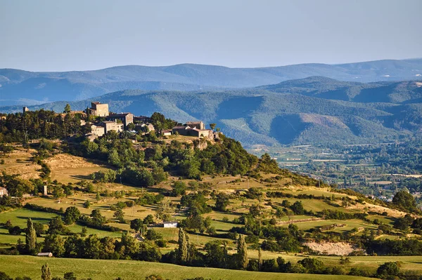 Małe Miasteczko Wzgórzach Winnice Francji — Zdjęcie stockowe