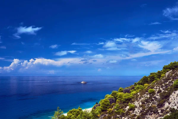 Sosny Klifie Nad Morzem Greckiej Wyspie Lefkada — Zdjęcie stockowe