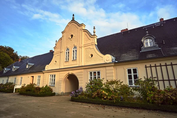德国巴德穆斯科的一座历史悠久的房屋和秋天的鲜花 — 图库照片