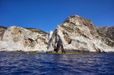 Zakynthos adasında kayalık bir uçurum var.