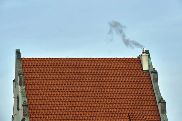 赤いタイルとポズナンでの煙る煙突で作られた屋根と歴史的な建物 — ストック写真