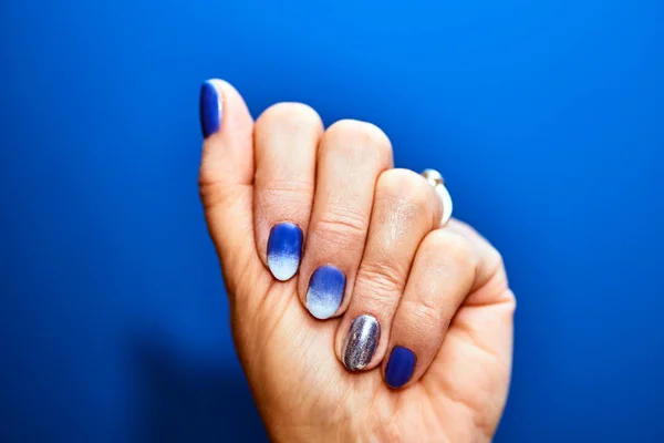 Eine Feminine Hand Mit Lackierten Nägeln Einem Bunten Hybridlack — Stockfoto