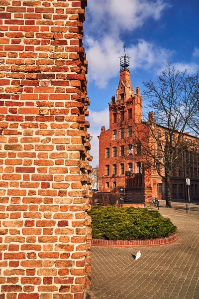 Fragment Van Een Middeleeuwse Verdedigingsmuur Rode Bakstenen Gebouwen Poznan — Stockfoto
