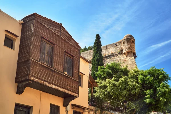 Una Antigua Casa Madera Las Murallas Las Fortalezas Medievales Ciudad — Foto de Stock
