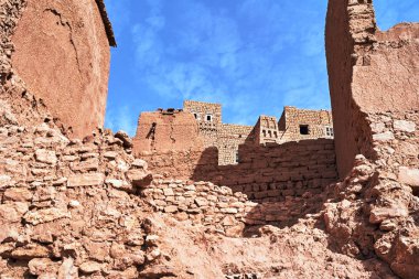 Sur duvarları ve binalar AIT Ben Haddouw Fas yerleşim