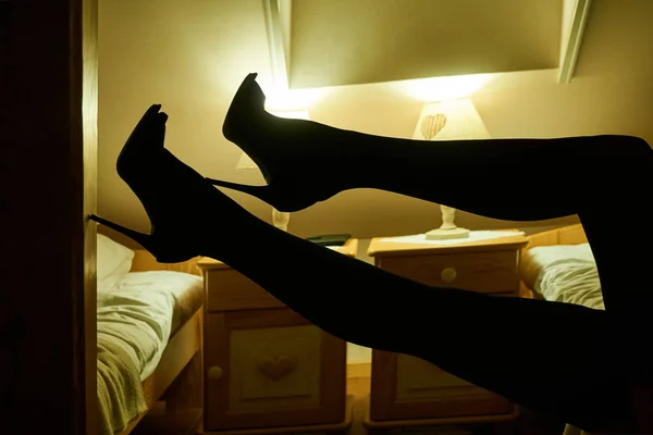 Zarif Topuklu Bir Otel Odasında Kadınsı Bacaklar — Stok fotoğraf