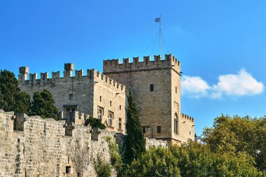 Rodos şehrindeki Joannite Düzeni 'nin ortaçağ şatosunun duvarları ve taretleri.