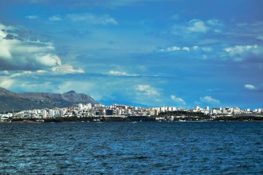 Yalı, dağlar ve Hırvatistan Split şehir