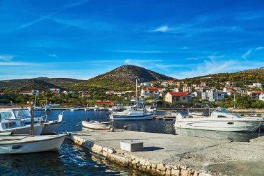 Tekneler ve Hırvatistan Seget Vranjica şehir marina daki teknelerden