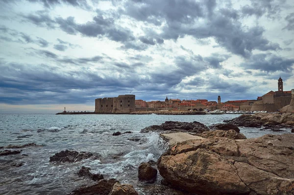 Θέα Στα Μεσαιωνικά Τείχη Της Πόλης Και Την Πόλη Του — Φωτογραφία Αρχείου