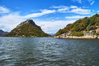 İşkodra Gölü Karadağ dağlarının görünümü