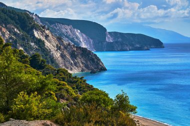 Çam ağaçları uçurumdan denizden Lefkada Yunan Adası üzerinde