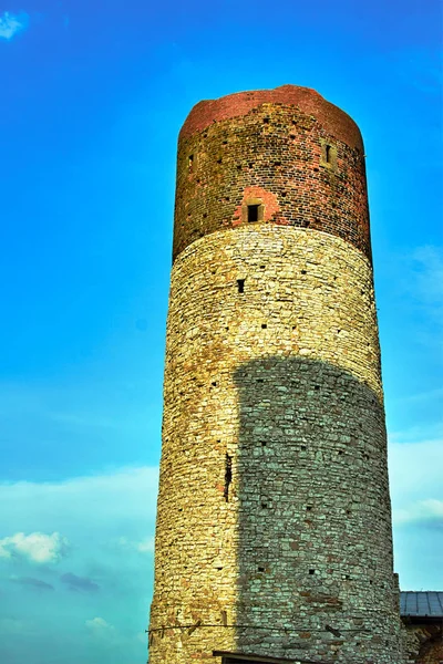 被毁的中世纪城堡塔在格子在波兰 — 图库照片